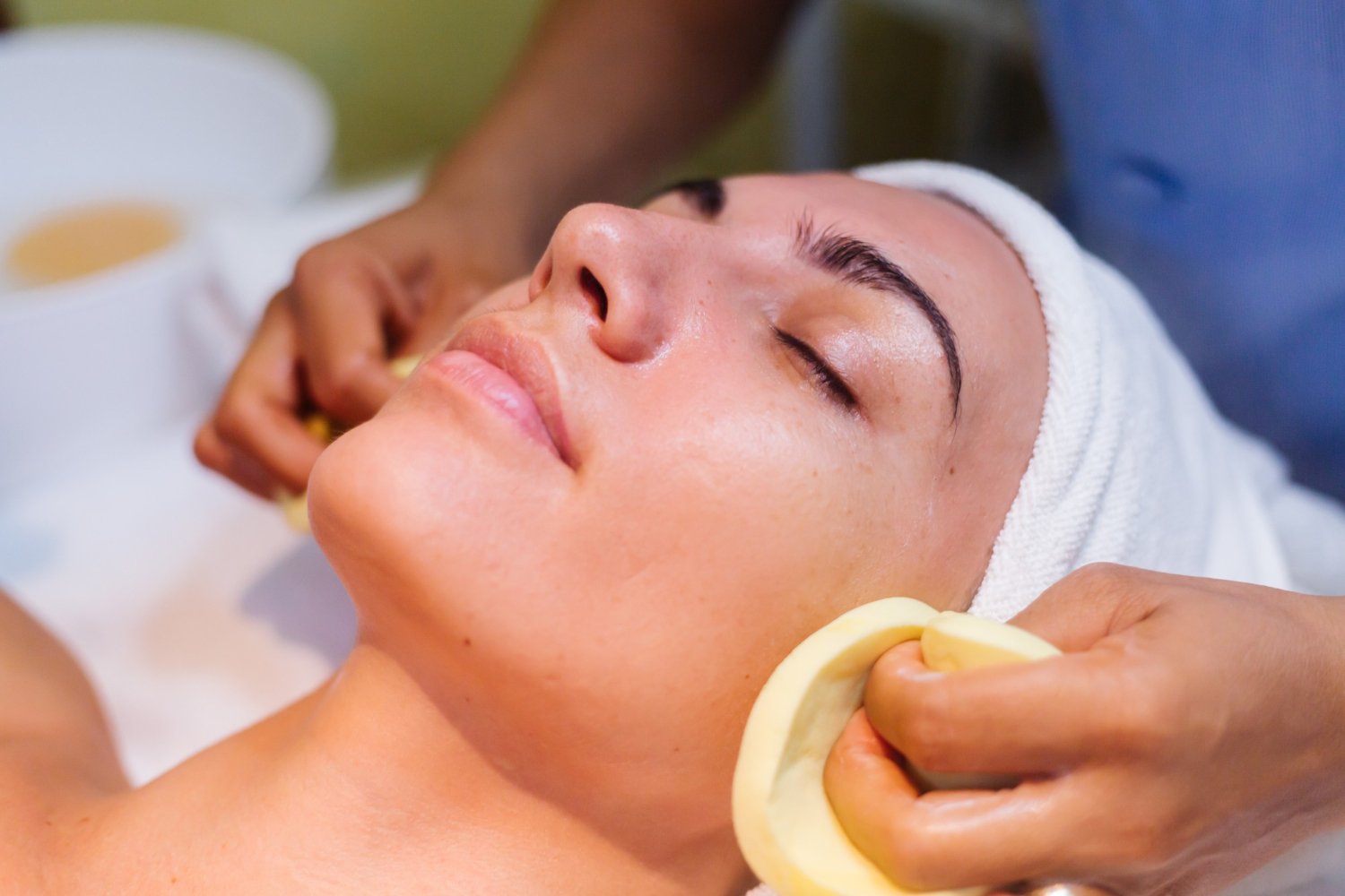 Top Benefits of Getting a Deep Cleansing Facial Treatment Regularly